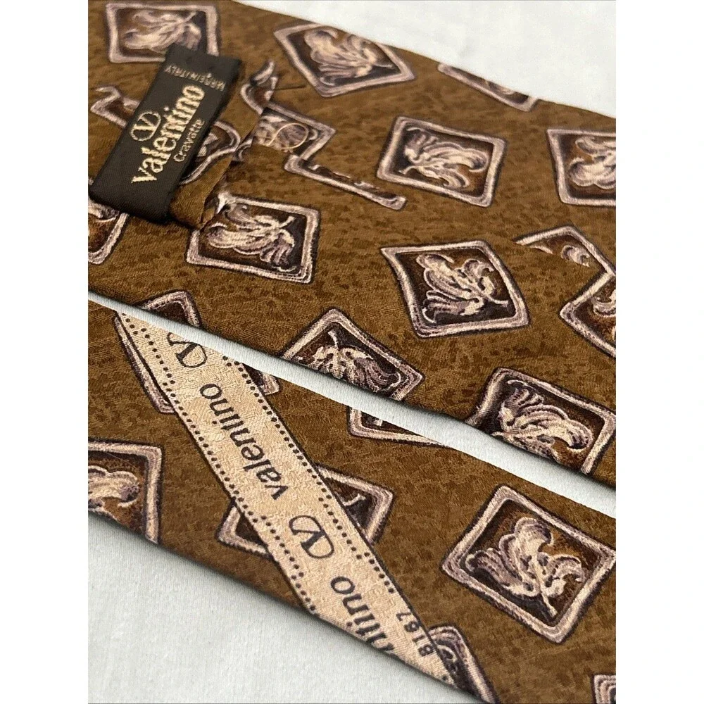 Vintage 90s Valentino Cravatte Silk Tie Mens Brown Pattern Made in Italy 4X58